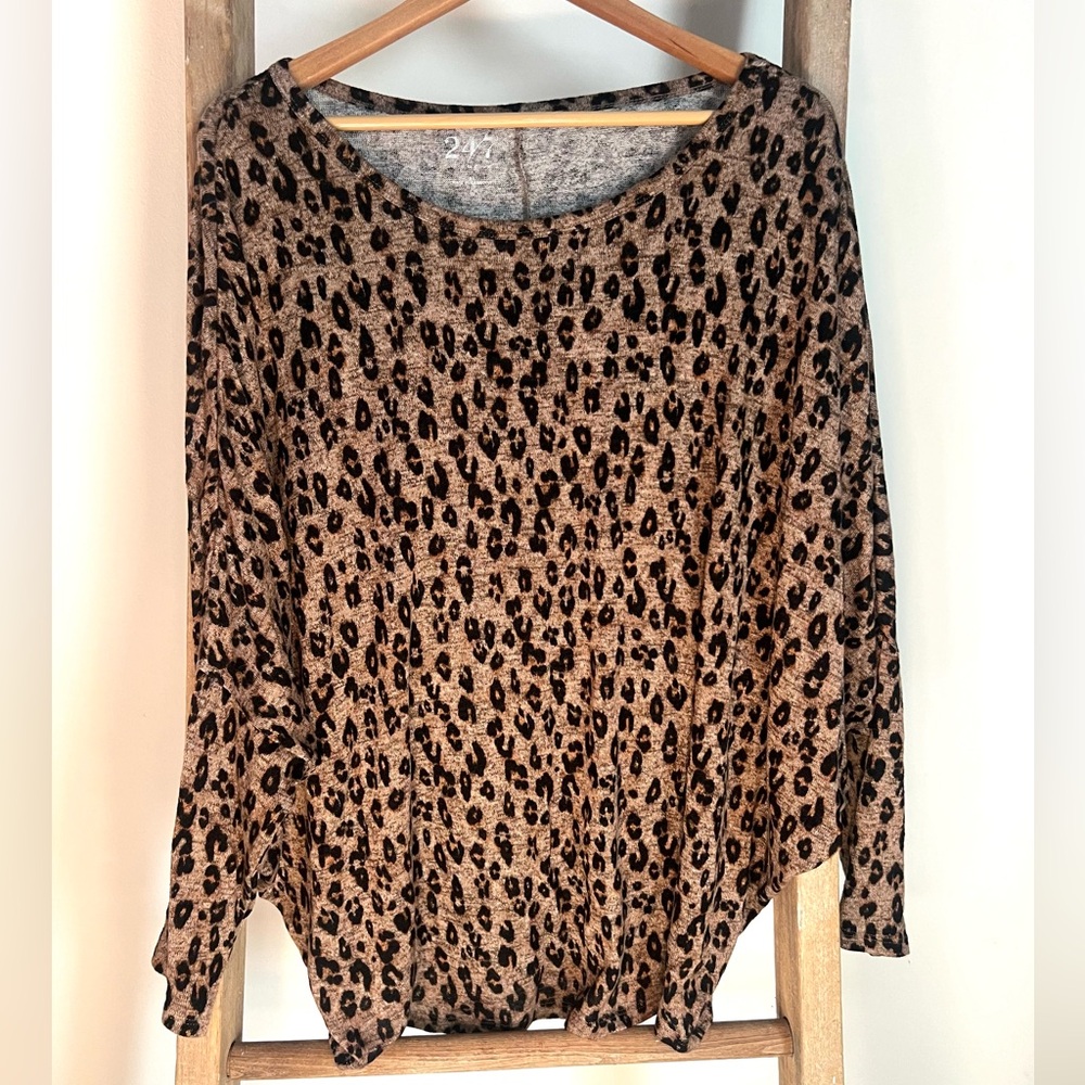 Maurice’s 24/7 leopard top. Oversized, batwing, size XL. Like new, worn once.